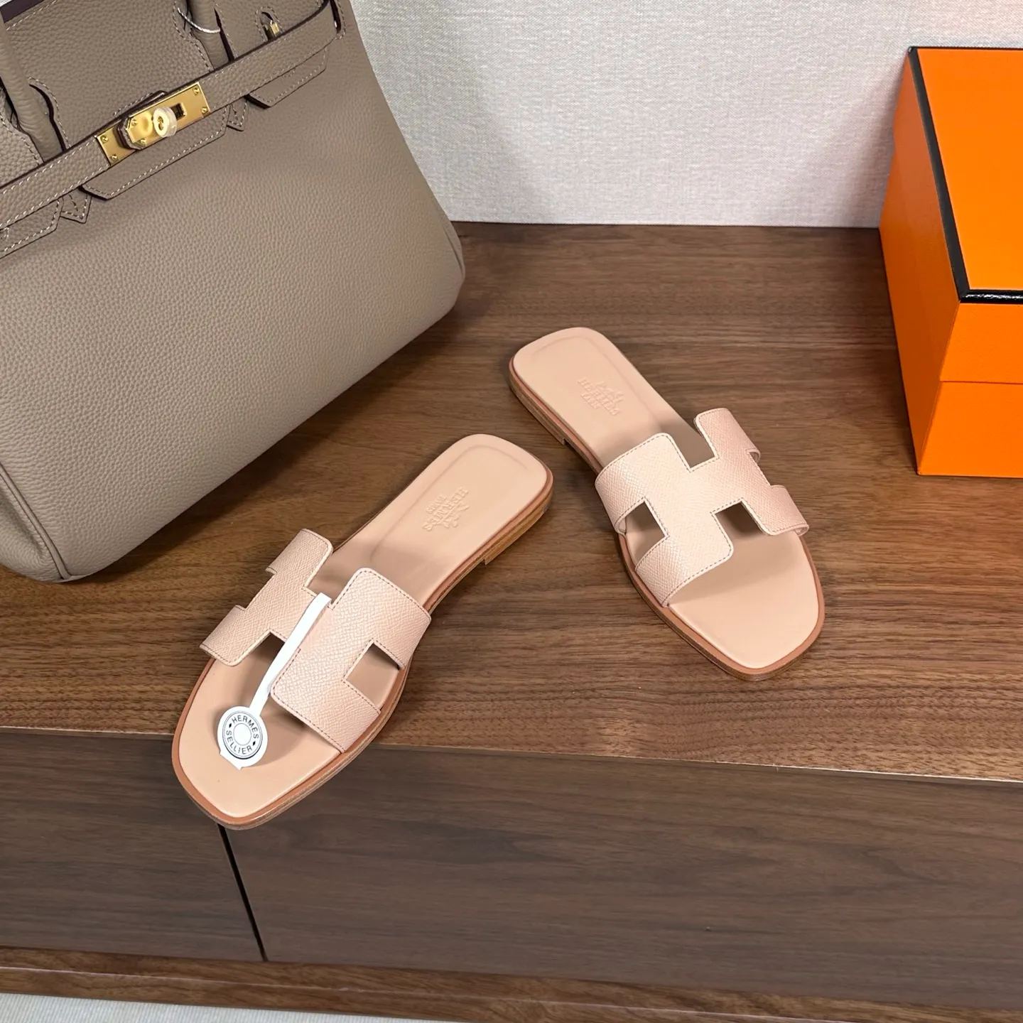 👟👟Ex-factory price 440👟👟 Hermes Hermes H slippers Oasis sandals series——————————Fashionable and versatile Super comfortable Every detail is made to the extreme Original swift calfskin Original 1:1 exclusive private mold upper/original leather outsole ▪️Packaging: Each pair of shoes comes with packaging ▪️SIZE: 35~42 (.40.41.42 customization is non-refundable and non-exchangeable)